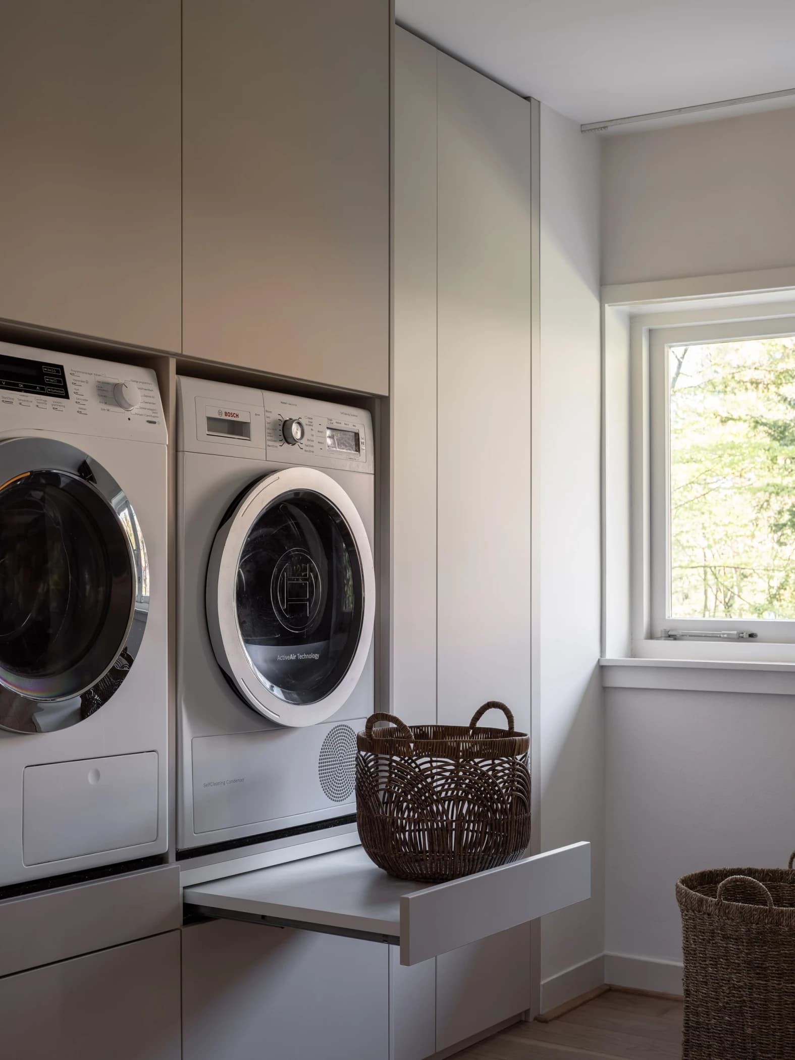 Wasmachinekast op maat met ruimte voor wasmachine en droger