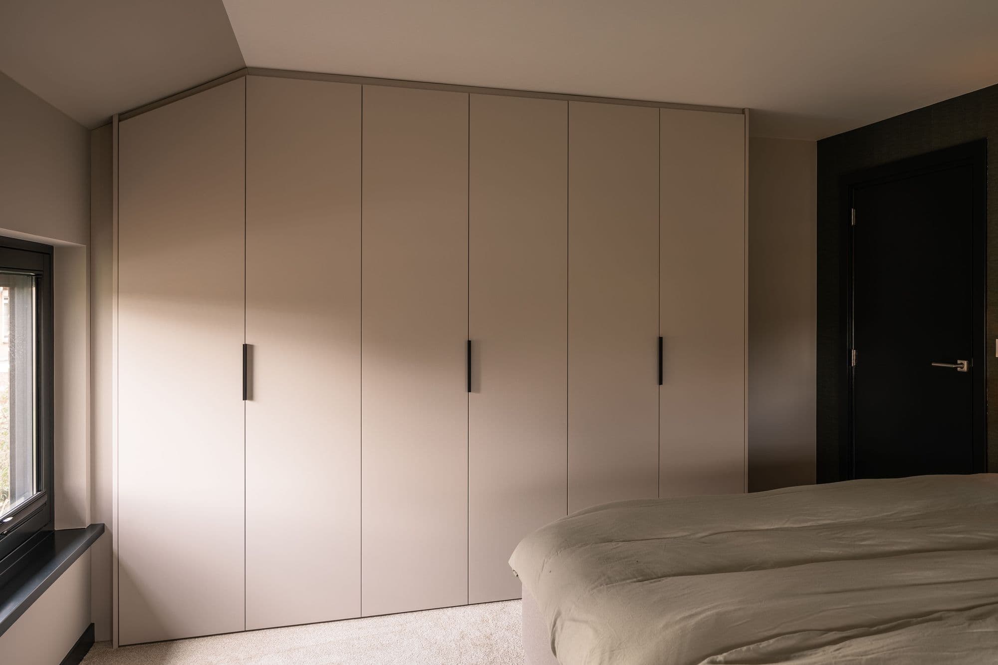 Slaapkamerkast met schuine hoek