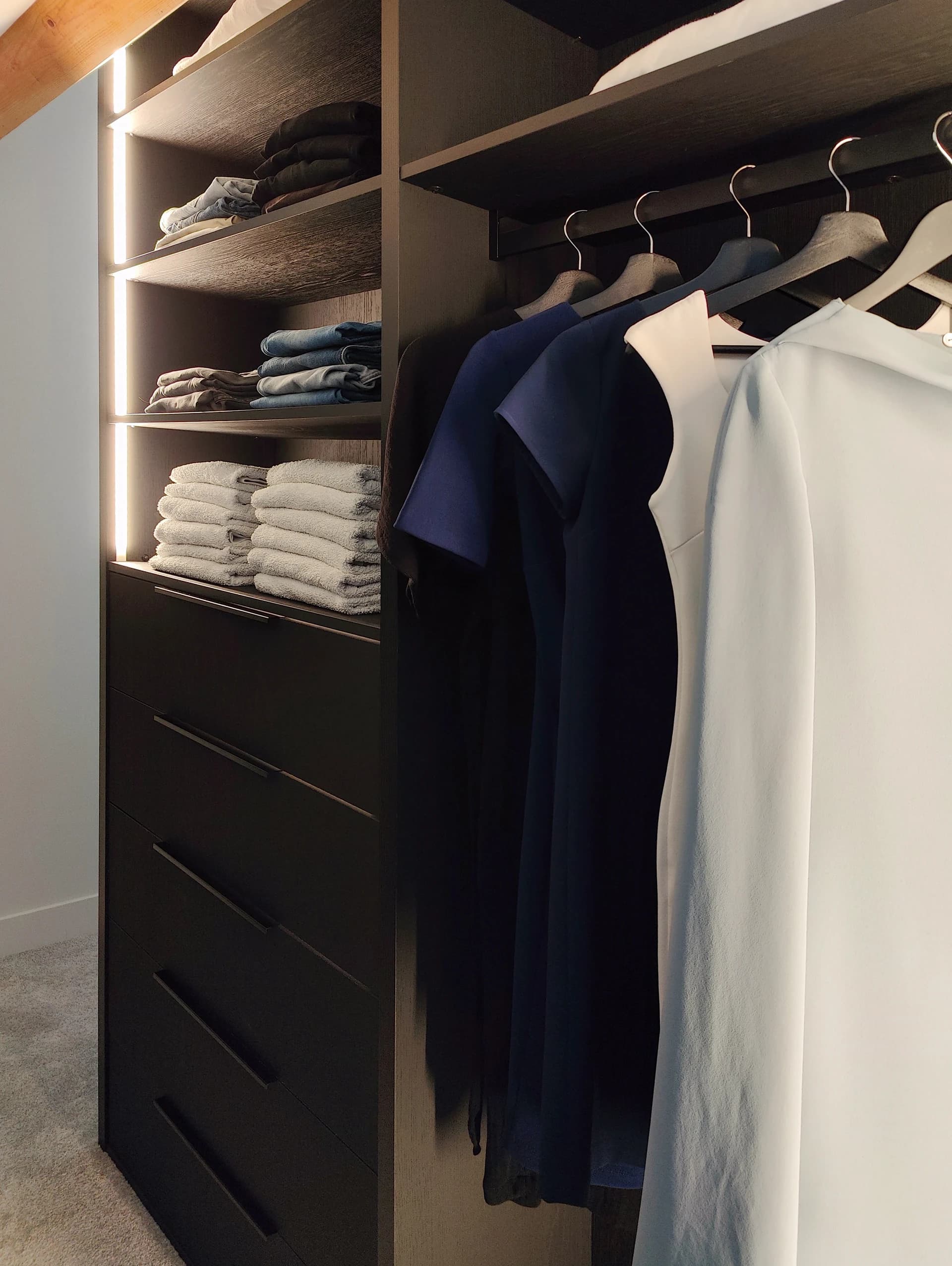 Logisch ingedeelde kledingkast met overzichtelijke opbergruimte voor kleding en accessoires