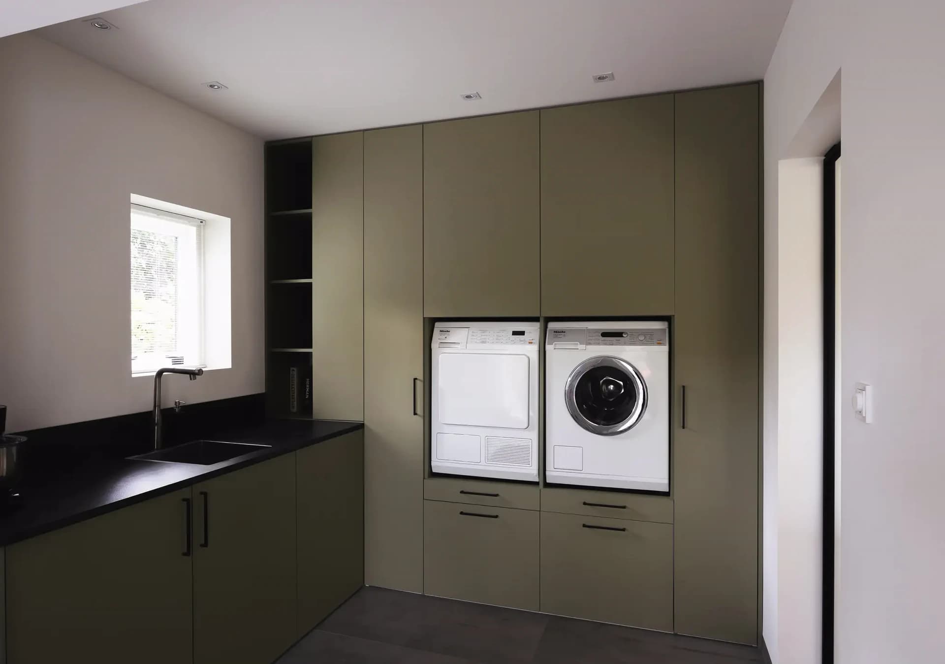 Bijkeuken kast met ingebouwde wasmachine