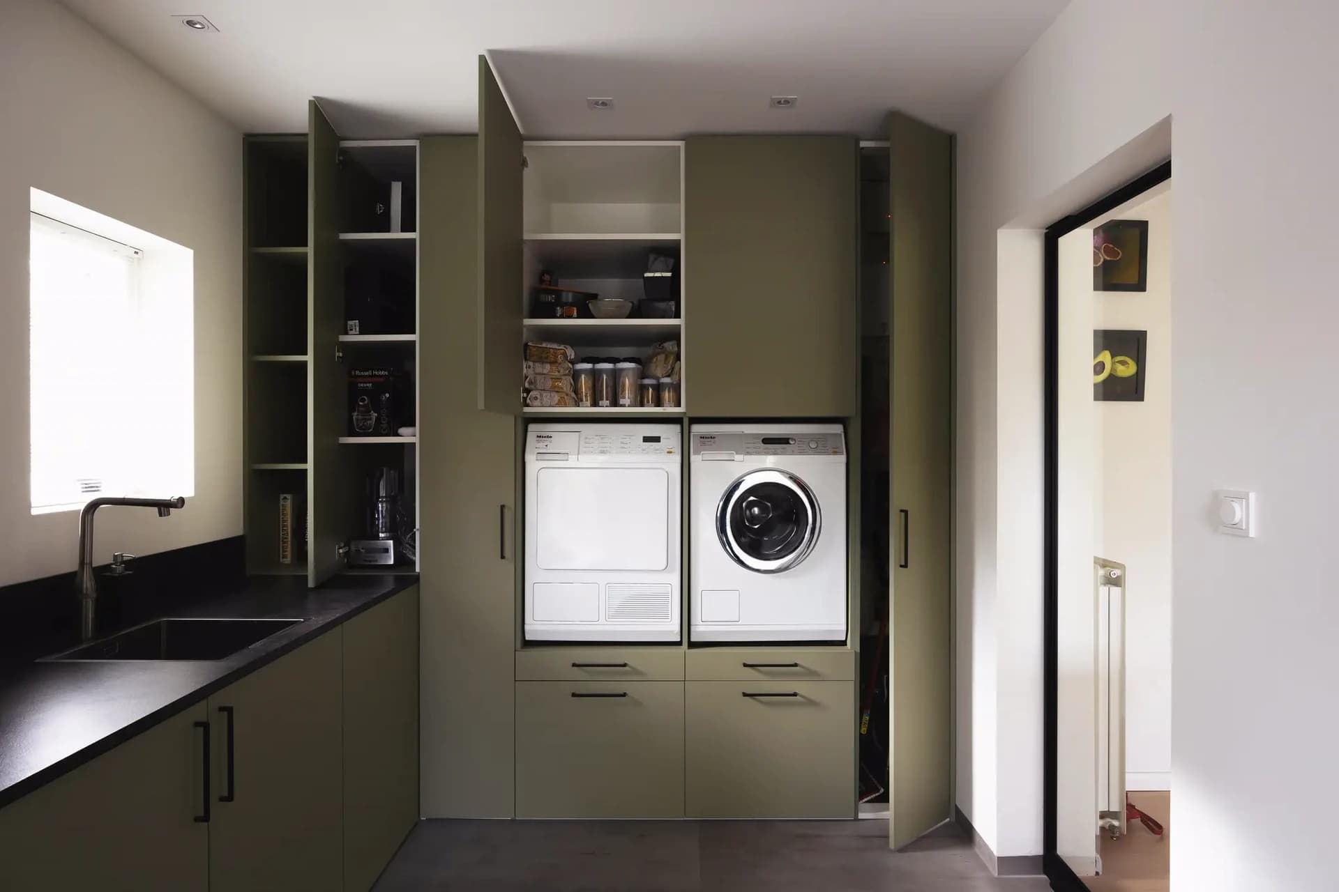 Bijkeuken kast met ingebouwde wasmachine