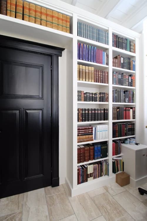 Een maatwerk boekenkast die de deuropening stijlvol omsluit