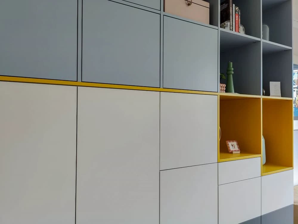 Diverse deuren, kleppen en lades wandkast