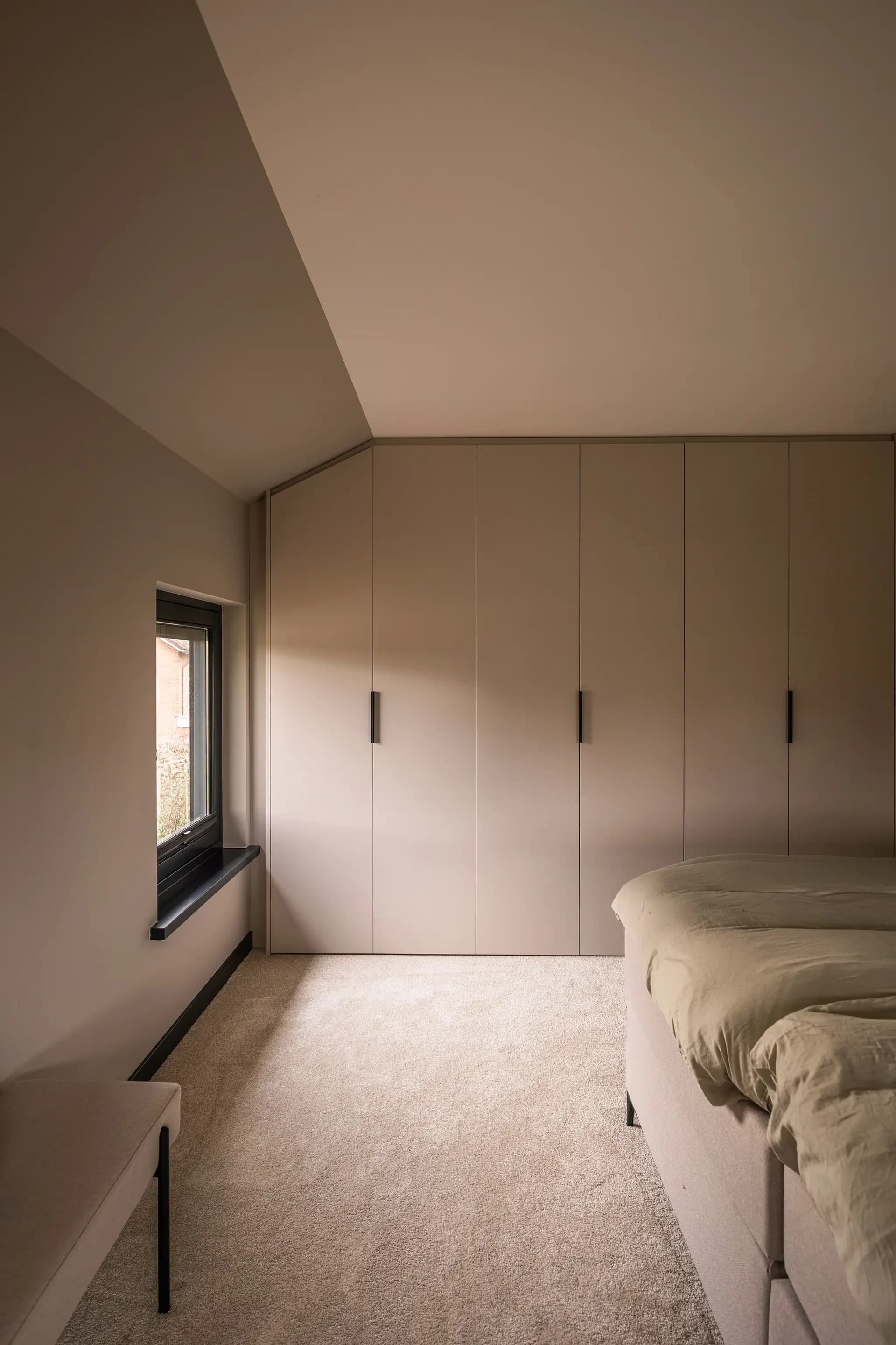 Kledingkast met schuine wand slaapkamer