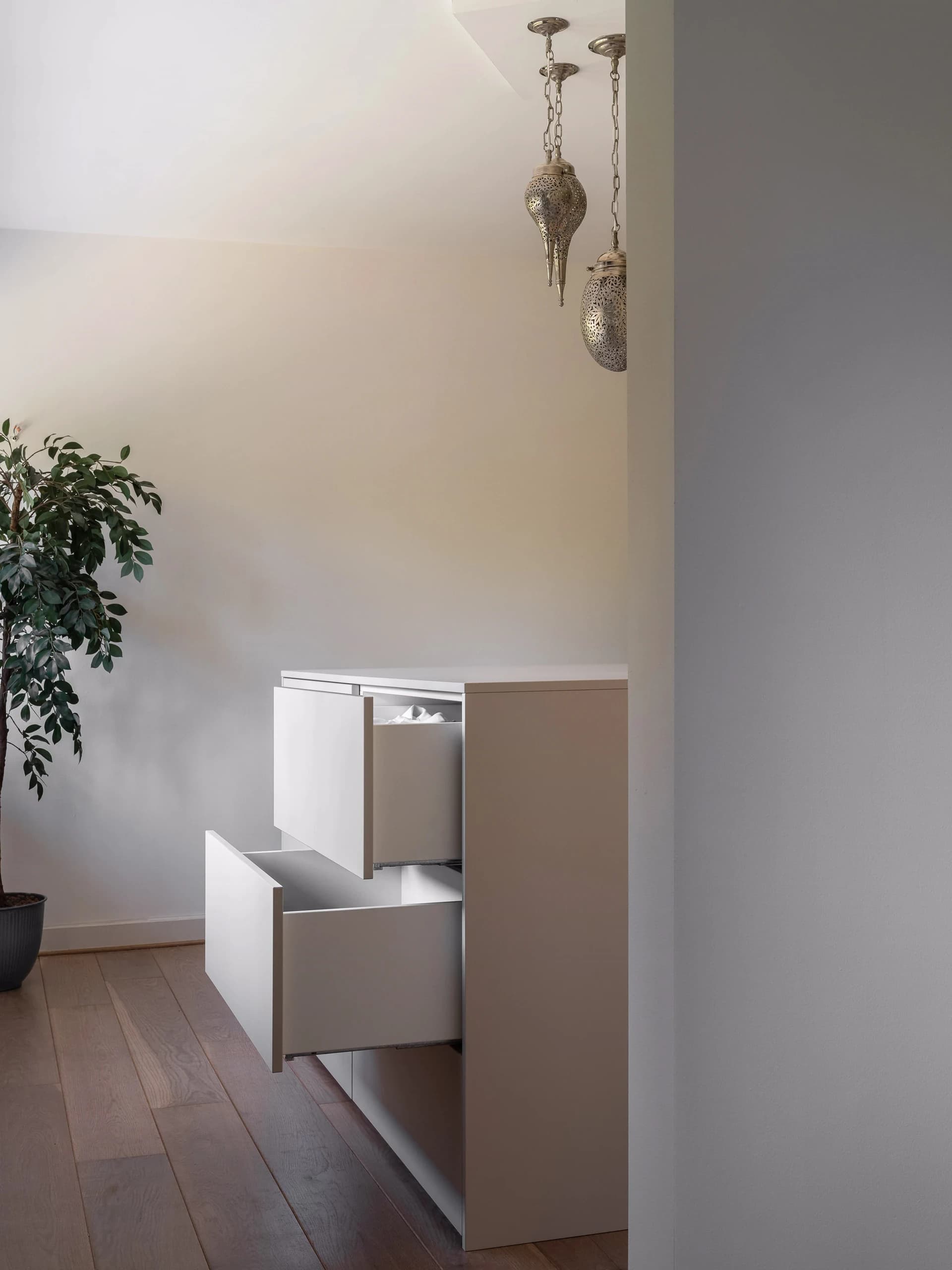 Kledingkast met combinatie van lades voor optimaal overzicht