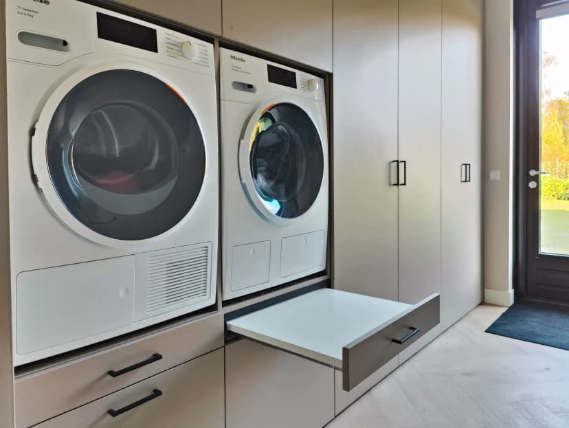 Detail van bijkeuken kast met uittrekbare wasmand lades