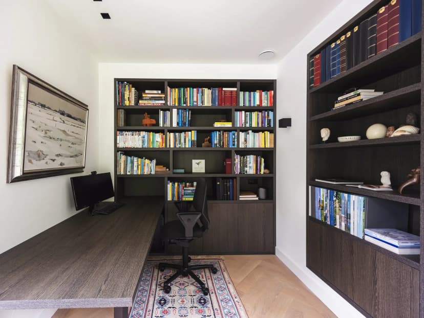 Ingebouwde boekenkast in kantoor