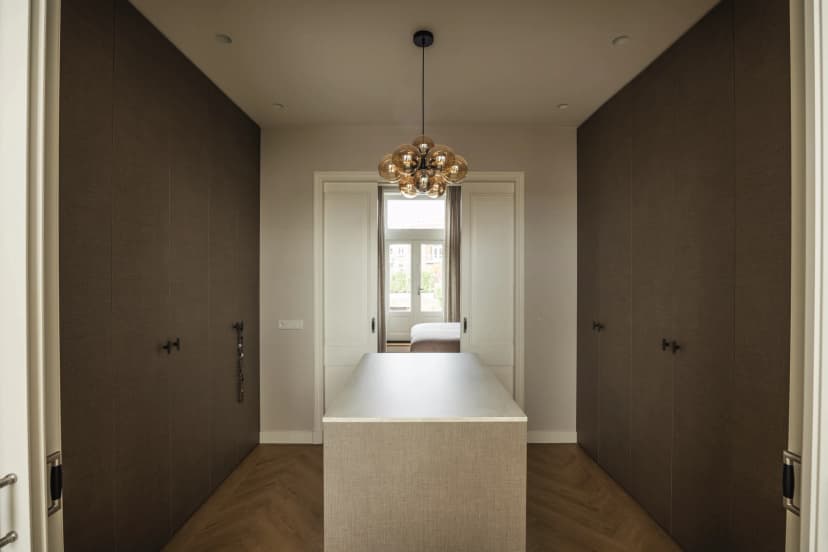 Walk-in closet op maat met strakke afwerking