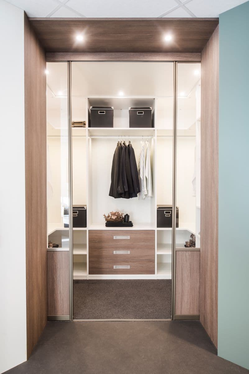 Inloopkast wit met houtdecor showroom elkekastopmaat