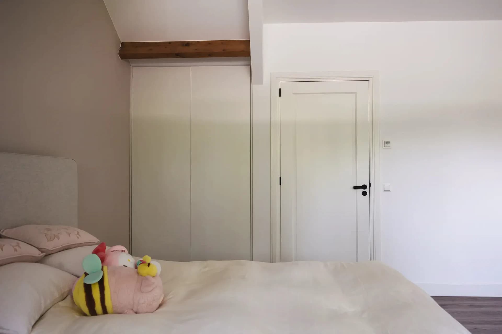 Kasten tegen schuin dak kinderkamer