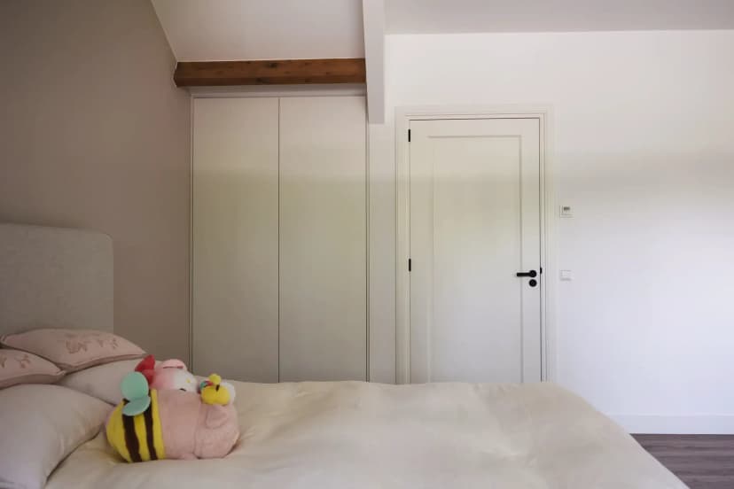 Kasten tegen schuin dak kinderkamer