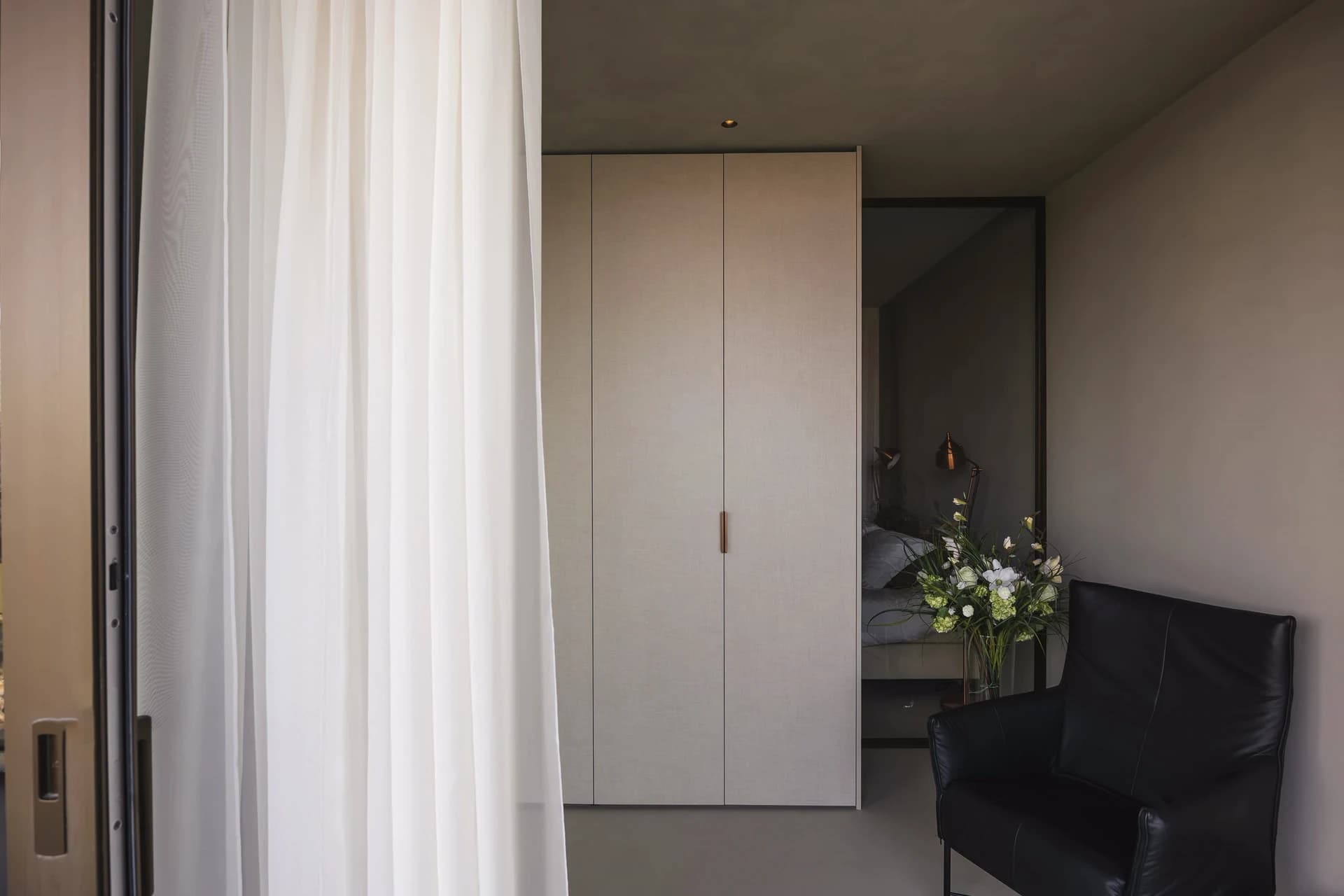 Maatwerk kledingkast in de slaapkamer afgestemd op de ruimte en garderobe