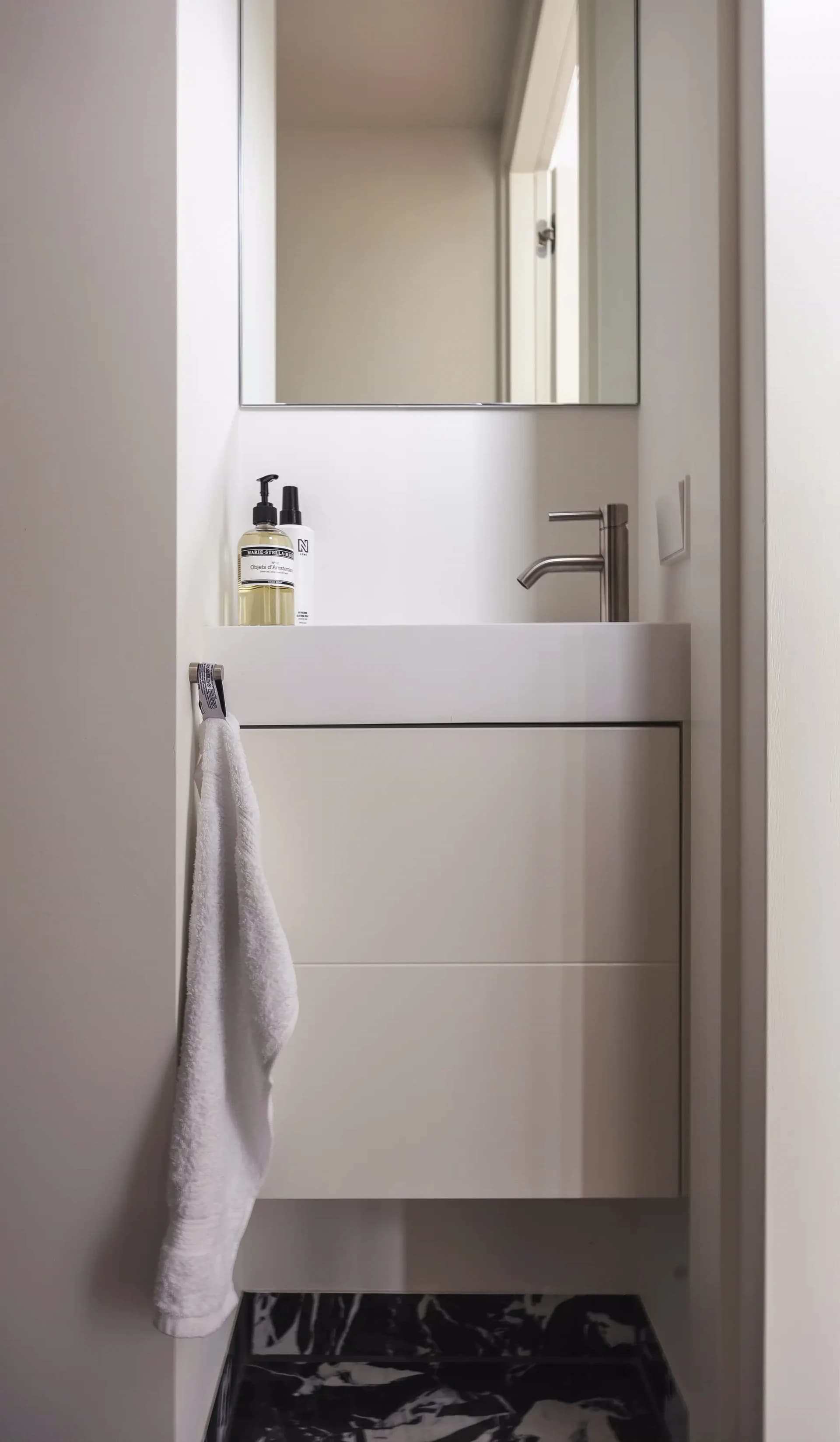 Strakke wastafel op maat in toiletruimte