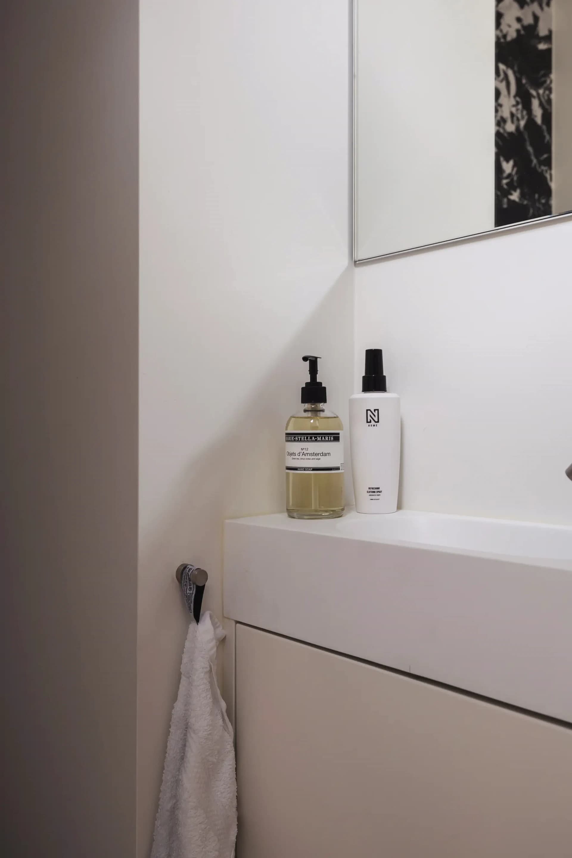 Strakke wastafel op maat in toiletruimte