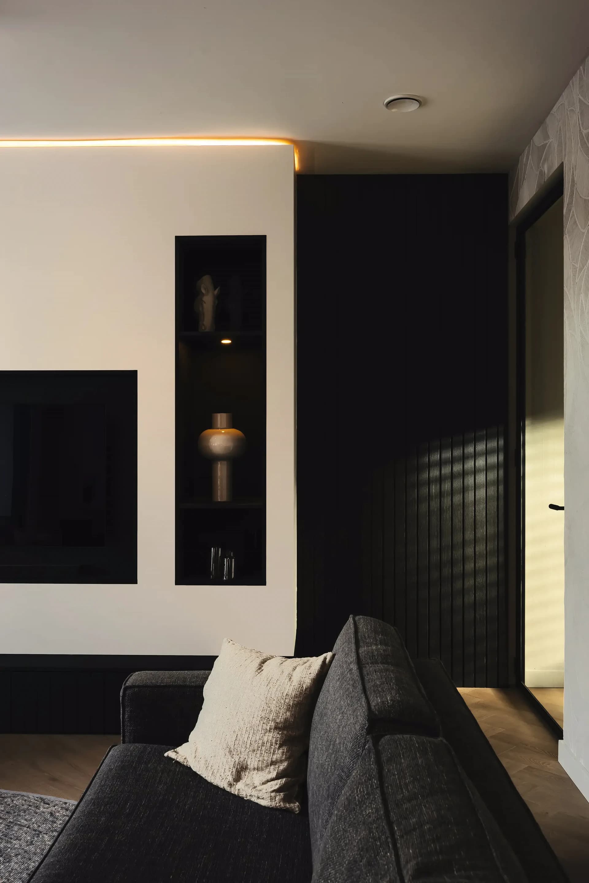 Wandkast met tv in woonkamer