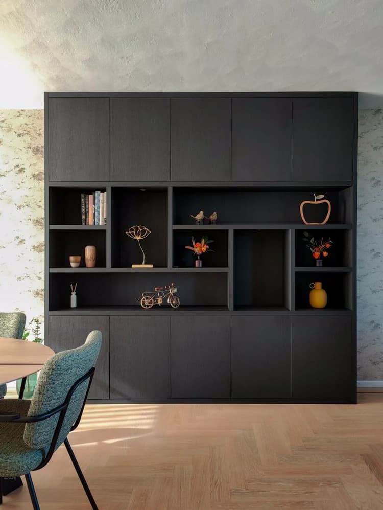 Gezellige en sfeervolle donkere houtlook kastenwand op maat in Harderwijk.