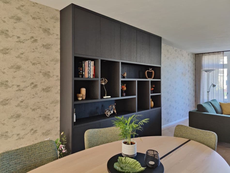 Moderne maatwerk woonkamerkast met houtlook decorplaat in Harderwijk.