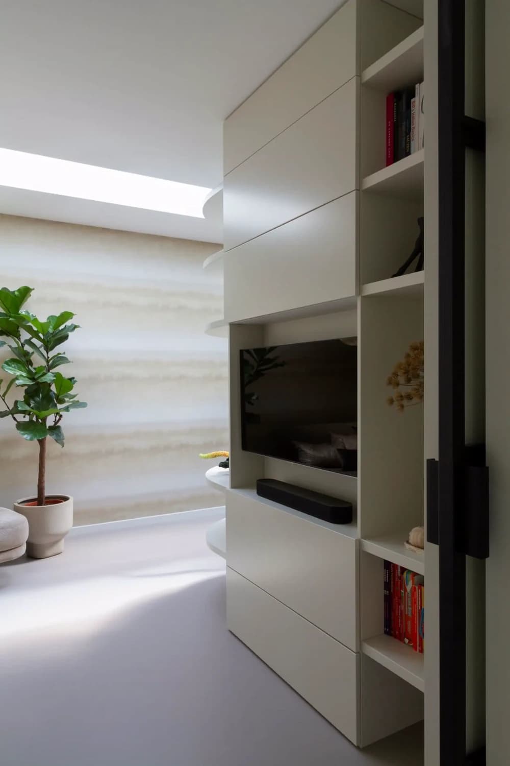 Witte design roomdivider met ronde delen en open vakken push to open