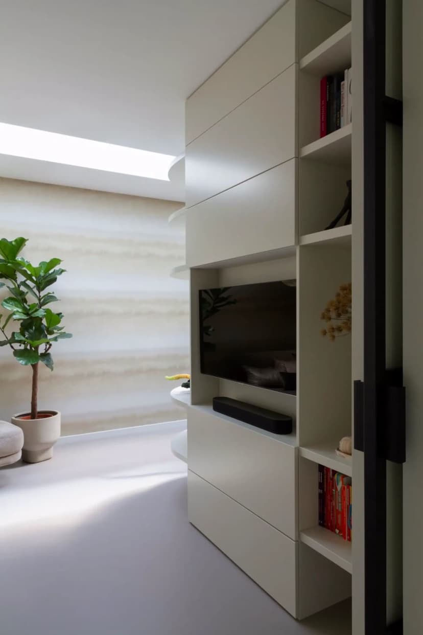 Witte design roomdivider met ronde delen en open vakken push to open