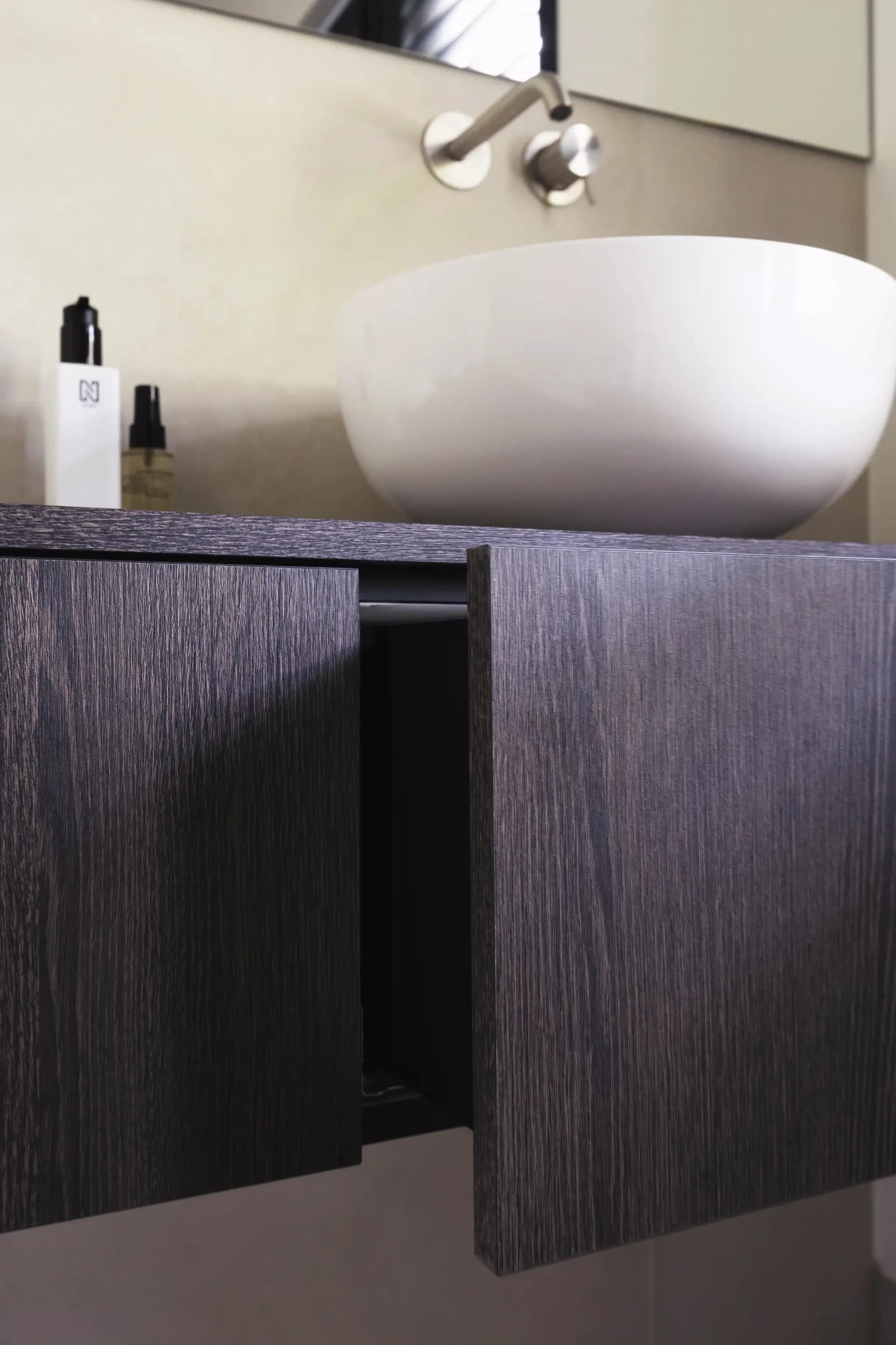 Zwevend badkamermeubel in houtdecor