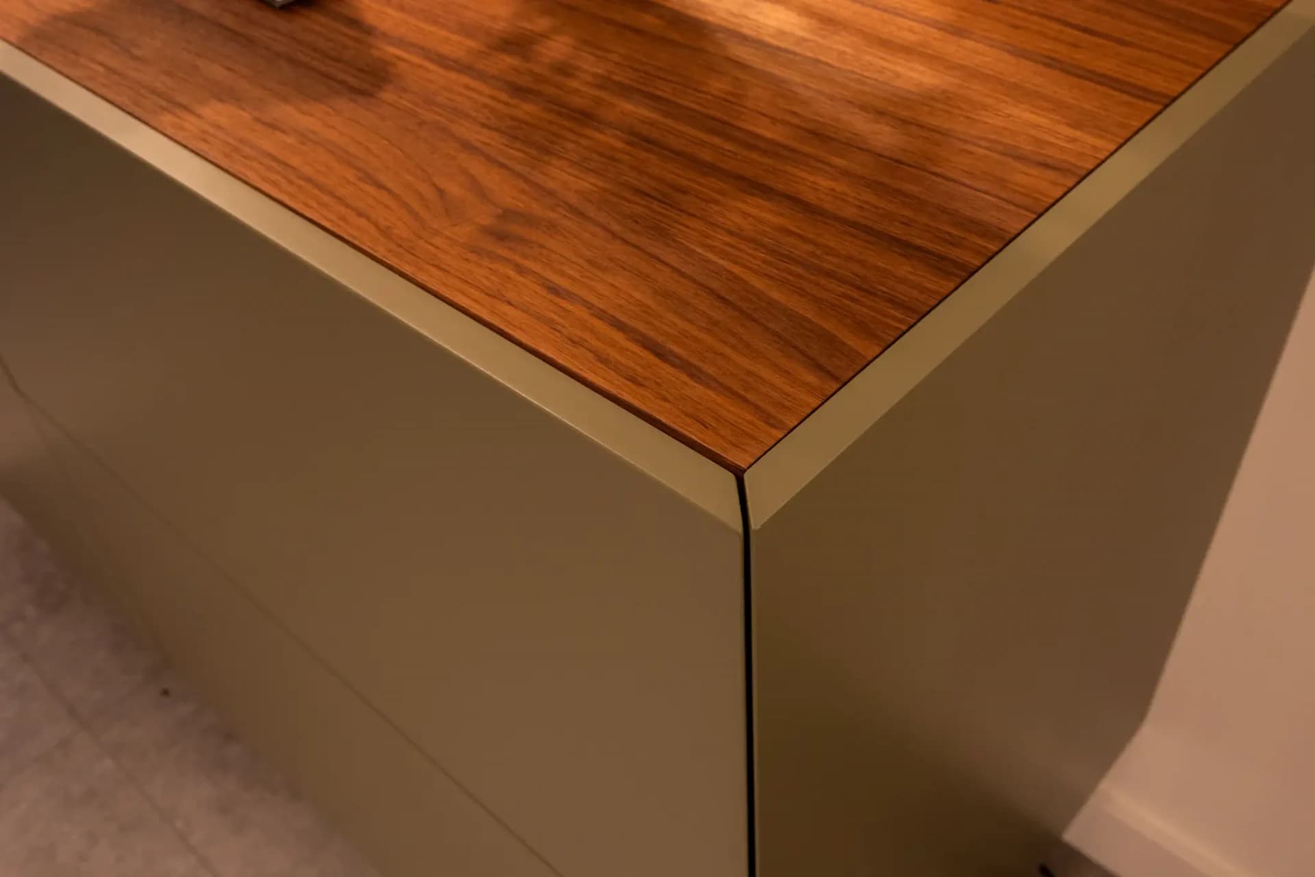 Zwevend dressoir met blad in notenhout