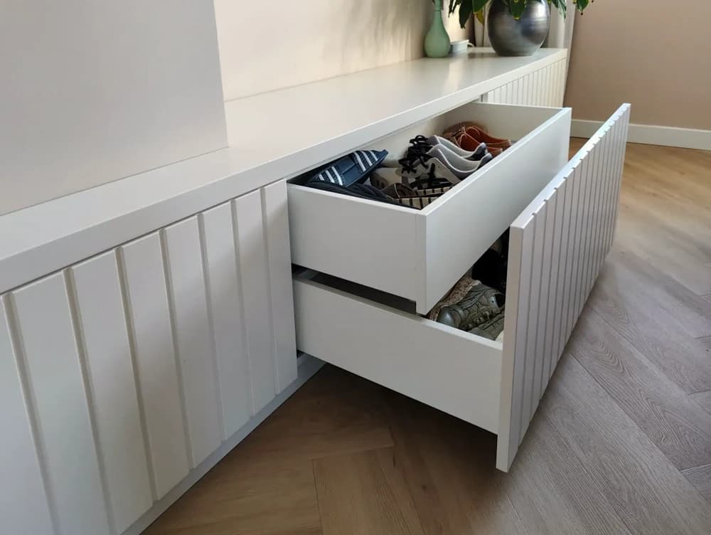 lade met lade aan binnenzijde, groeven spuitwerk