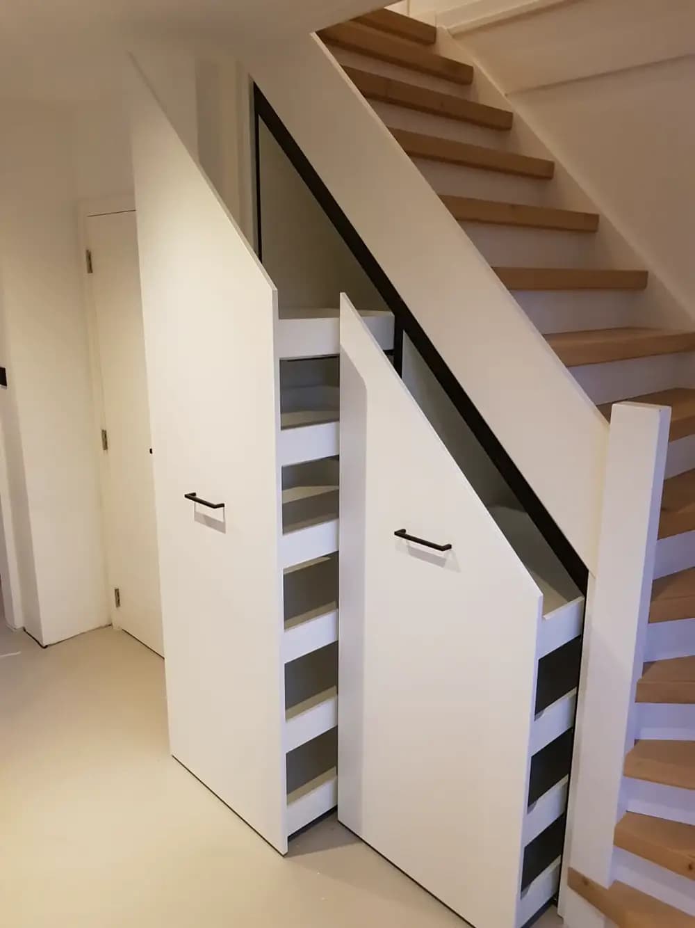 Kast onder de trap met uittrekbare lades, strak en onopvallend design.