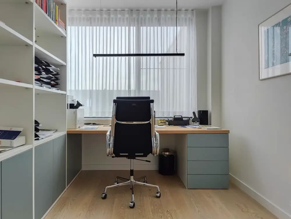 Bureau in combinatie met vakkenkast werkkamer