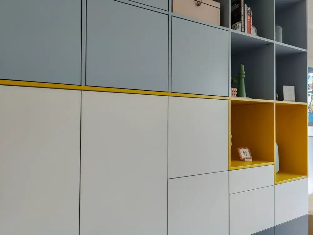 Diverse deuren, kleppen en lades wandkast