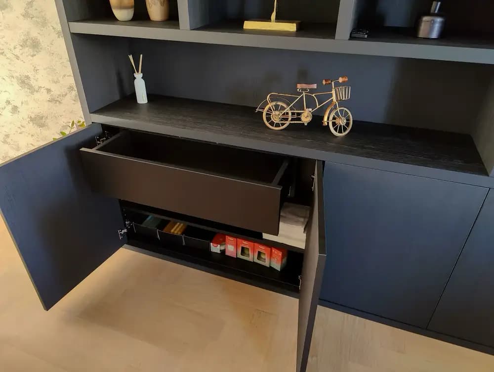 Onderkast met geopende lade en deur, deel van maatwerk kastenwand in Harderwijk.