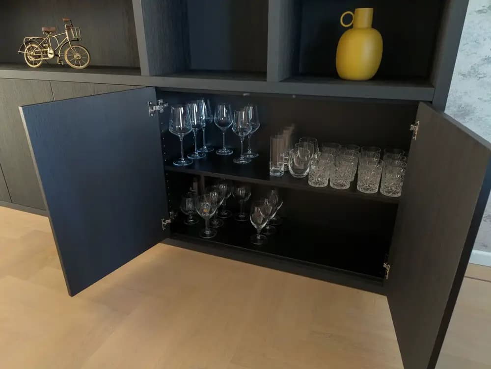 Onderkast met glazen opbergruimte in maatwerk kastenwand in Harderwijk.