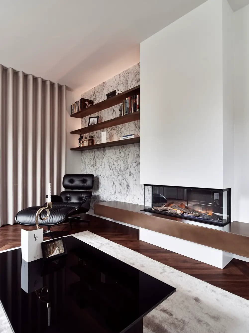 Haardombouw op maat brons metallic spuitwerk en marmerlook