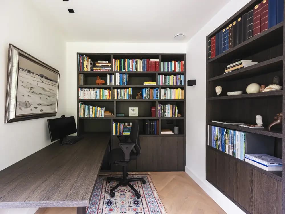 Ingebouwde boekenkast in kantoor