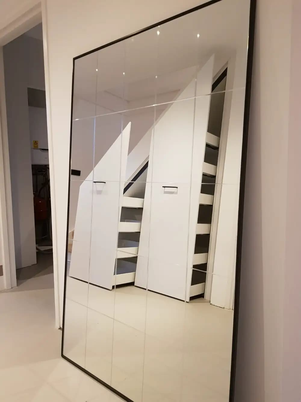 Apothekerslades met enkel front onder een moderne trap in Barendrecht.