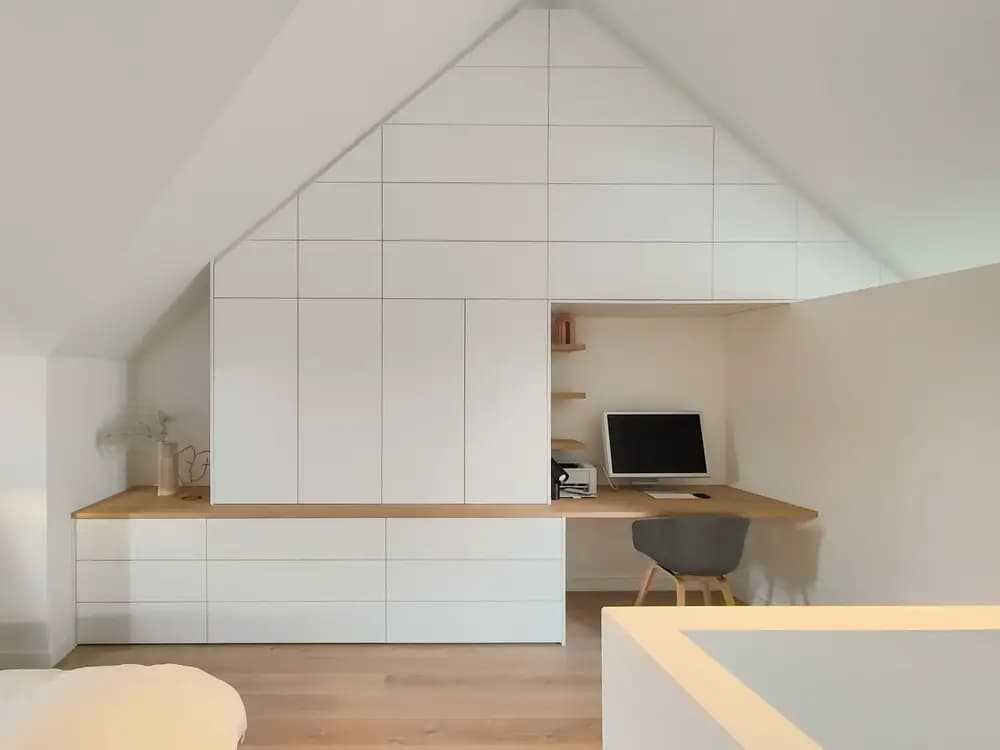 Kast op zolder onder schuin dak - wit en eiken