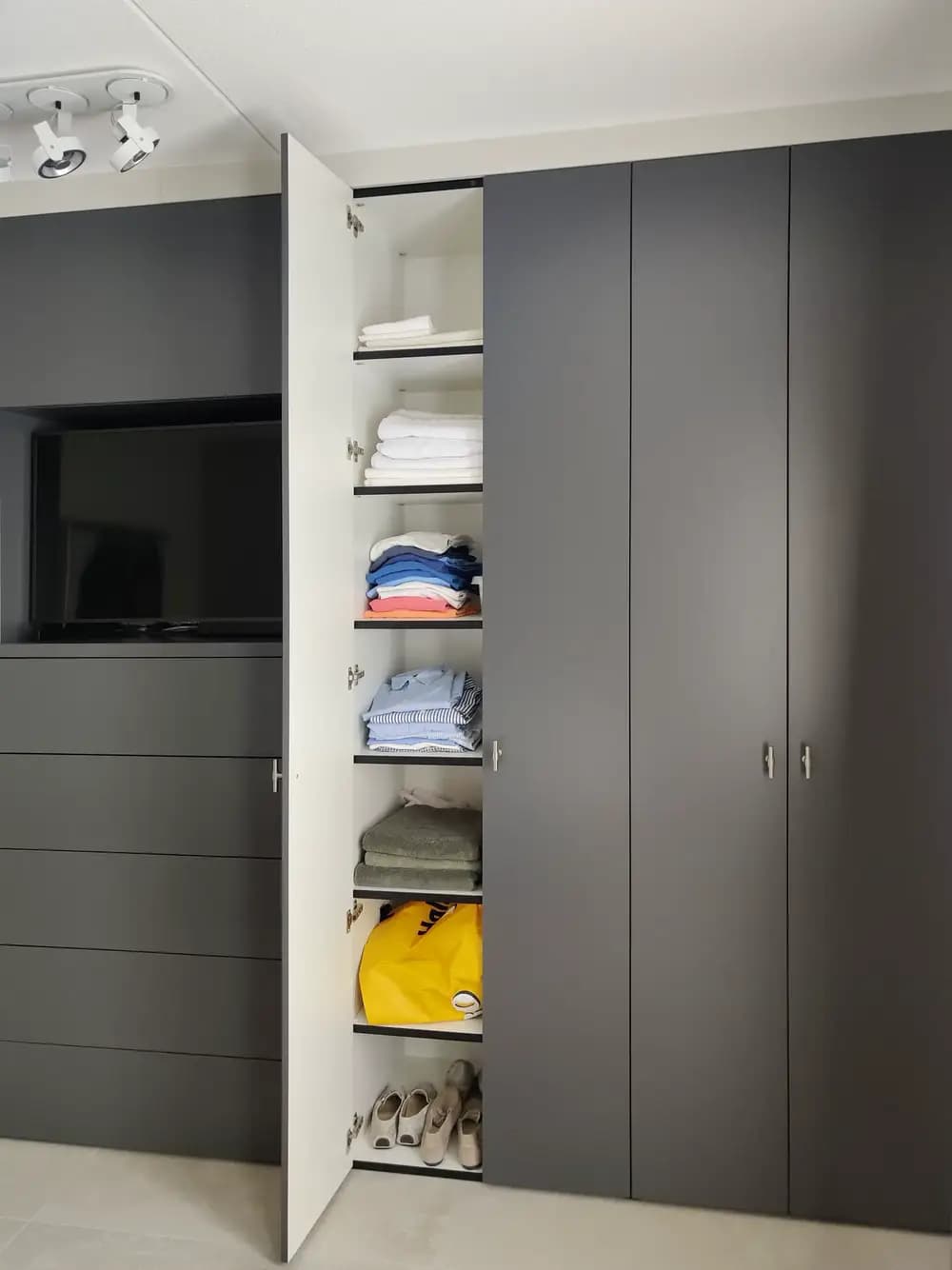 Kastenwand slaapkamer met lades aan buitenkant kast