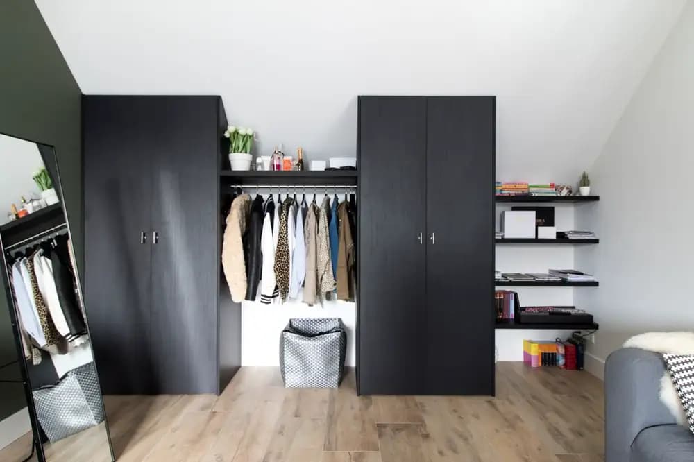 Kledingkast met plank en roede zwart met houtnerf