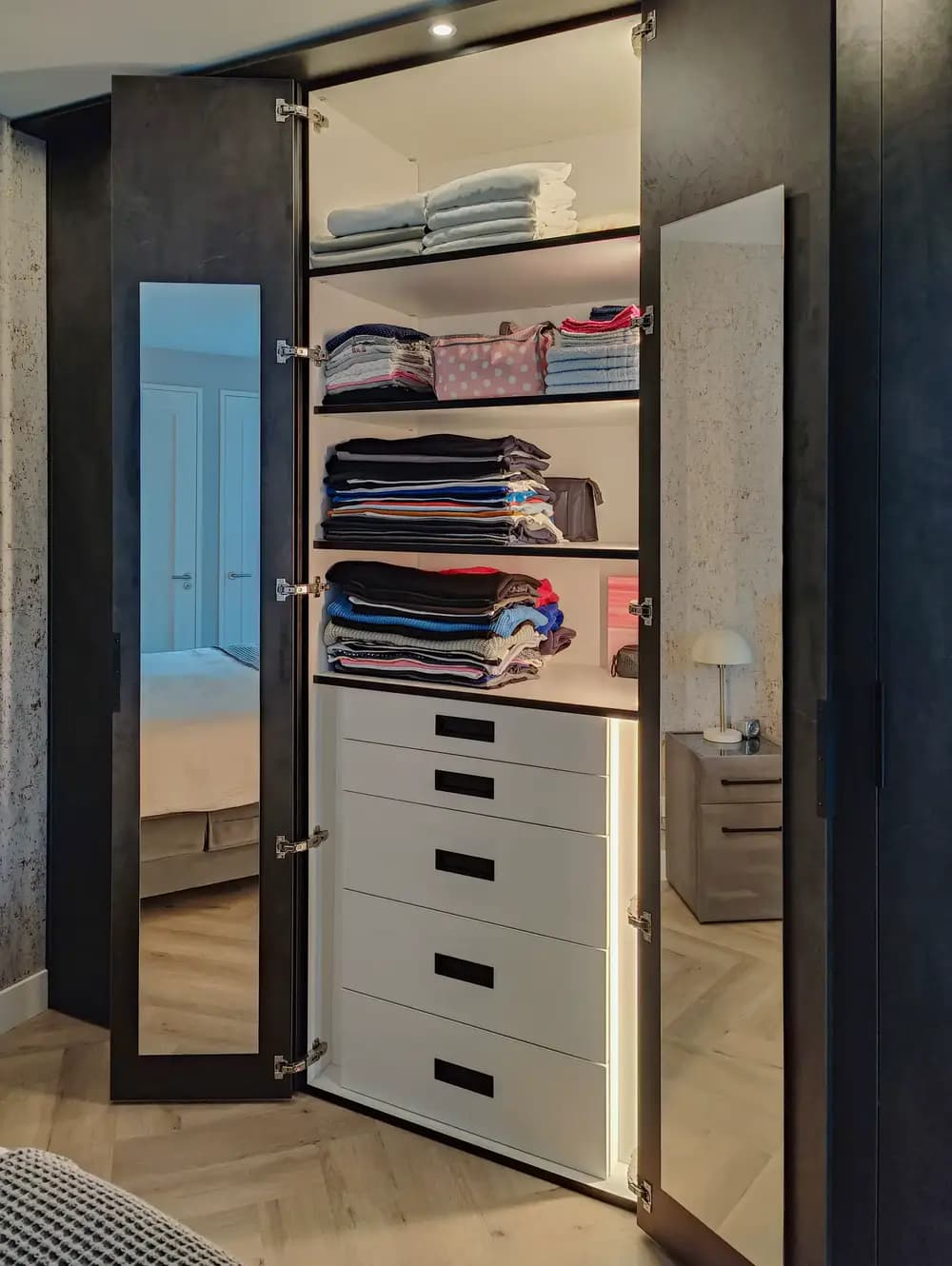 Ladeblok ladeverdelingen legplanken kledingkast spiegel