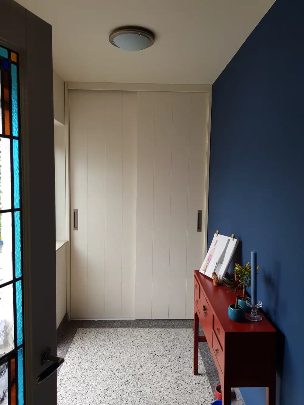 Landelijke schuifdeurkast met v-groeven en komgreep