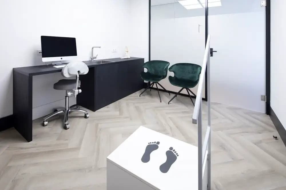 Maatwerk bedrijven bureau met kasten zwart hout
