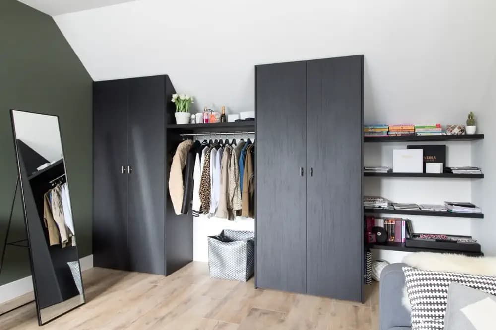 Open en gesloten kledingkast onder schuine kap