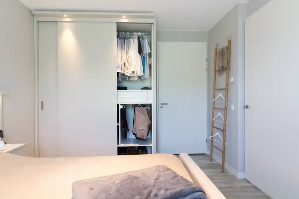 Schuifdeurkast met spotluifel hangruimte pantalonhouder lade