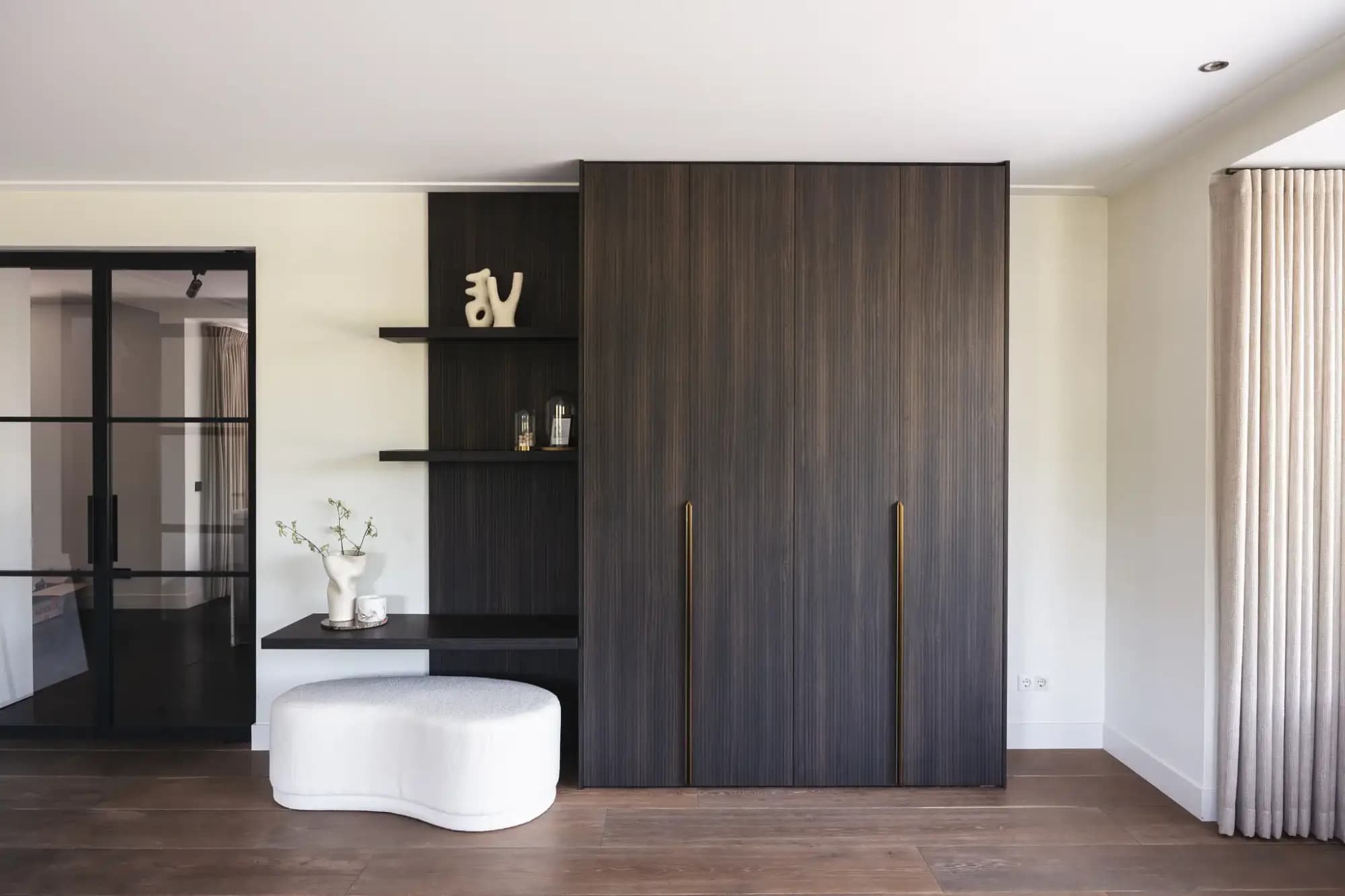 Wandkast met bureau en blinde planken