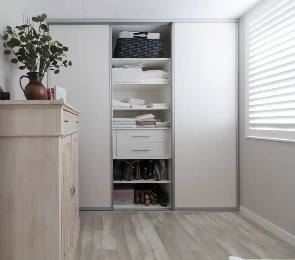 Witte schuifdeurkast met aluminium profiel