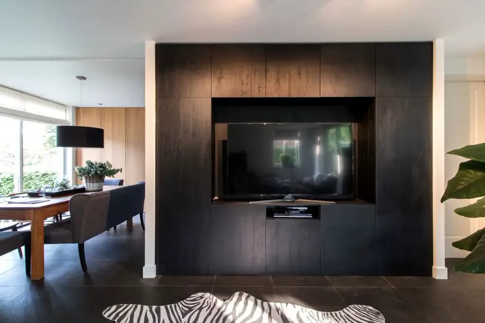 Woonkamer, kast met open ruimte voor tv en speaker