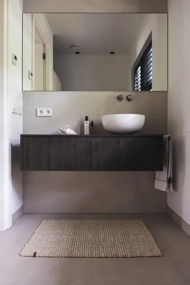 Zwevend badkamermeubel in houtdecor