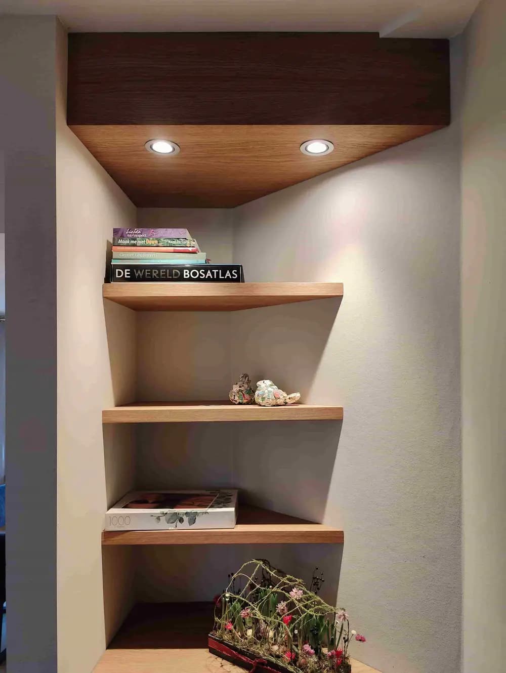 Eiken fineer planken met geïntegreerde spotjes in een op maat gemaakte ensuite kast.