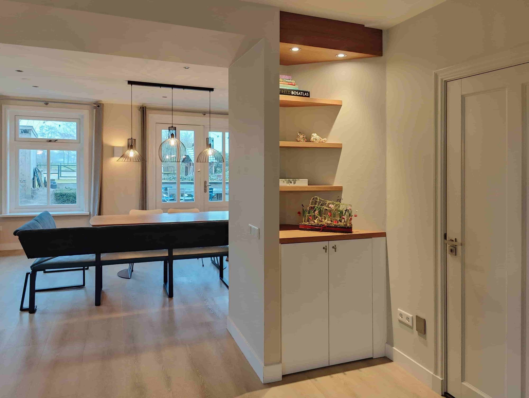 Strak vormgegeven ensuite kast met eiken legplanken en opbergruimte onderin.