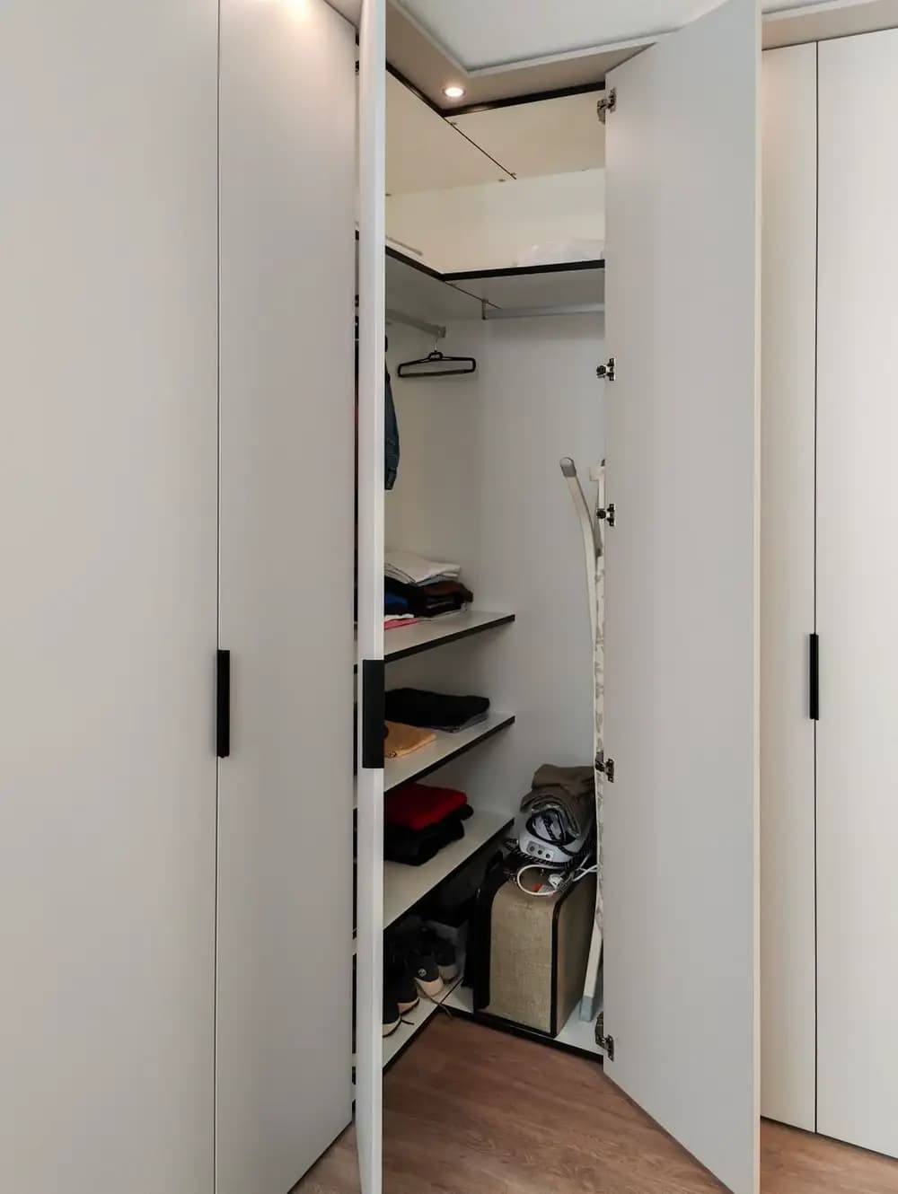 Hoekkast met draaideur