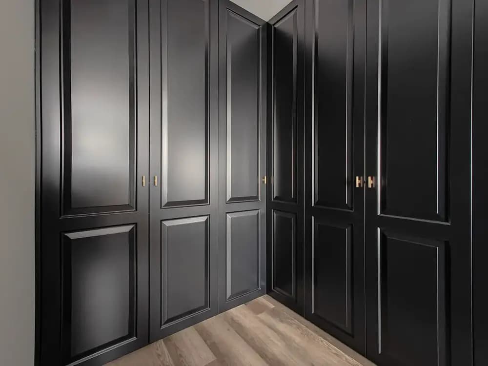 klassieke zwarte hoekkast